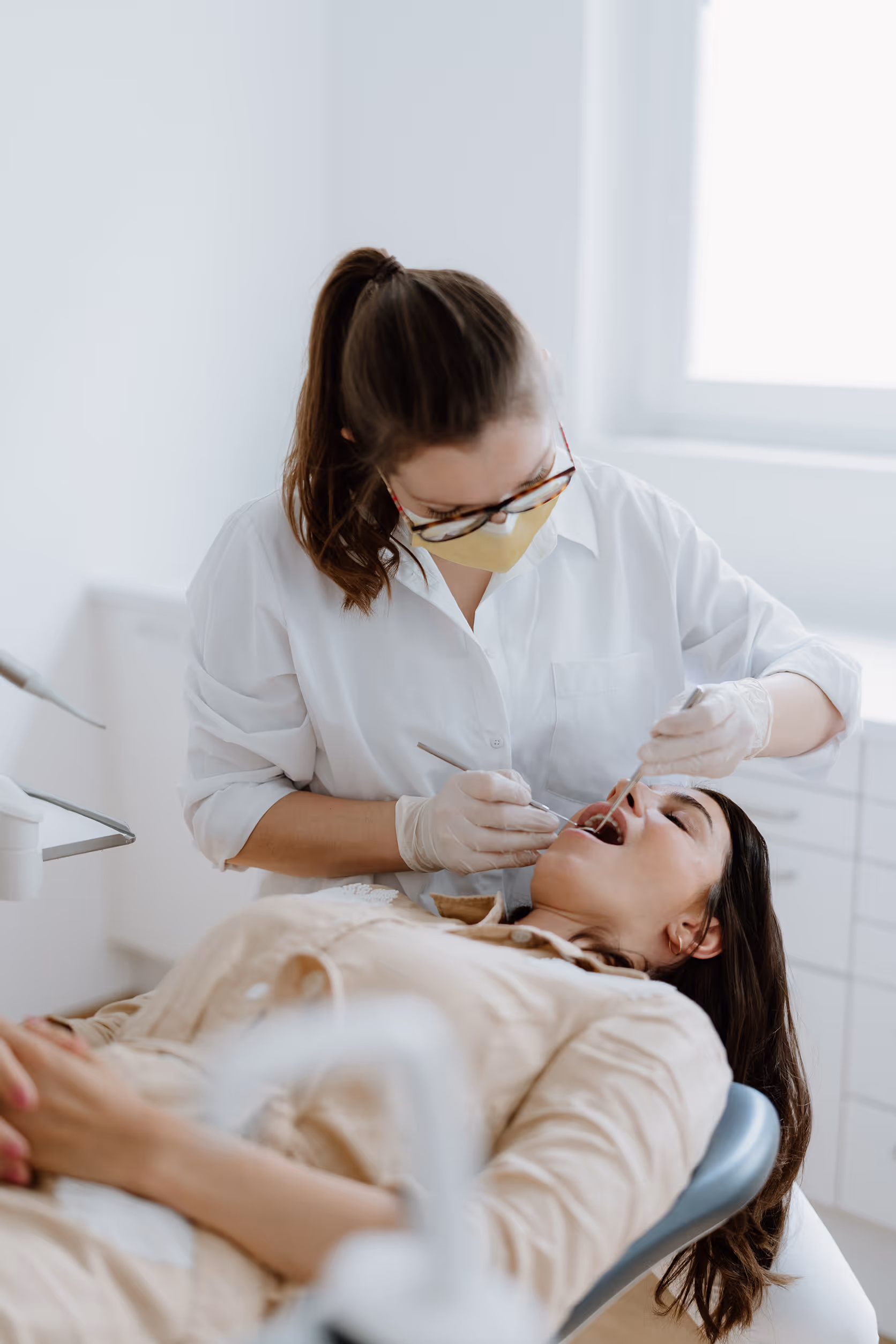 Dr. Sofia Pammer bei der Arbeit an einer Patientin.