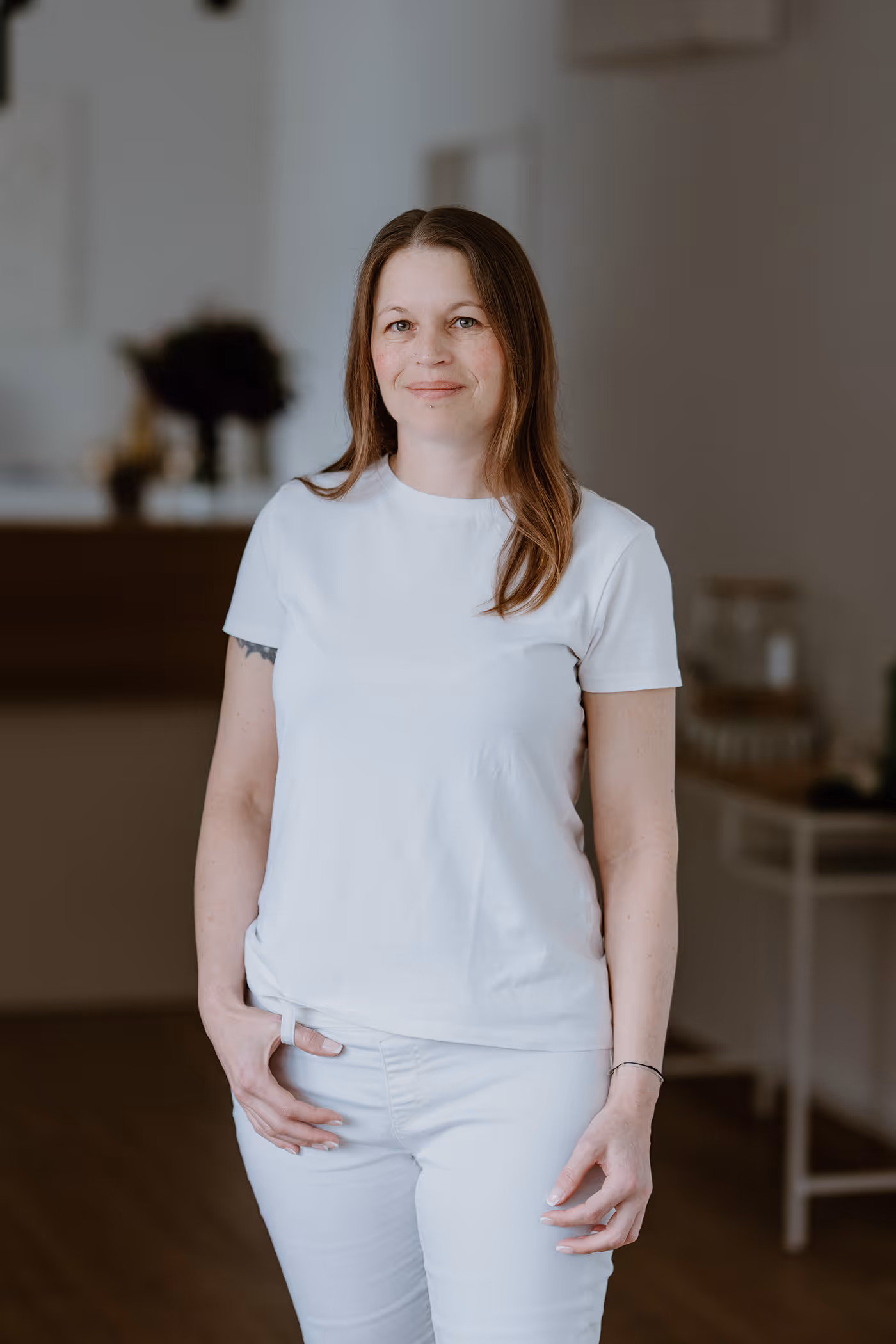 Mitarbeiterin Sandra in der Zahnarztpraxis von Dr. Sofia Pammer.