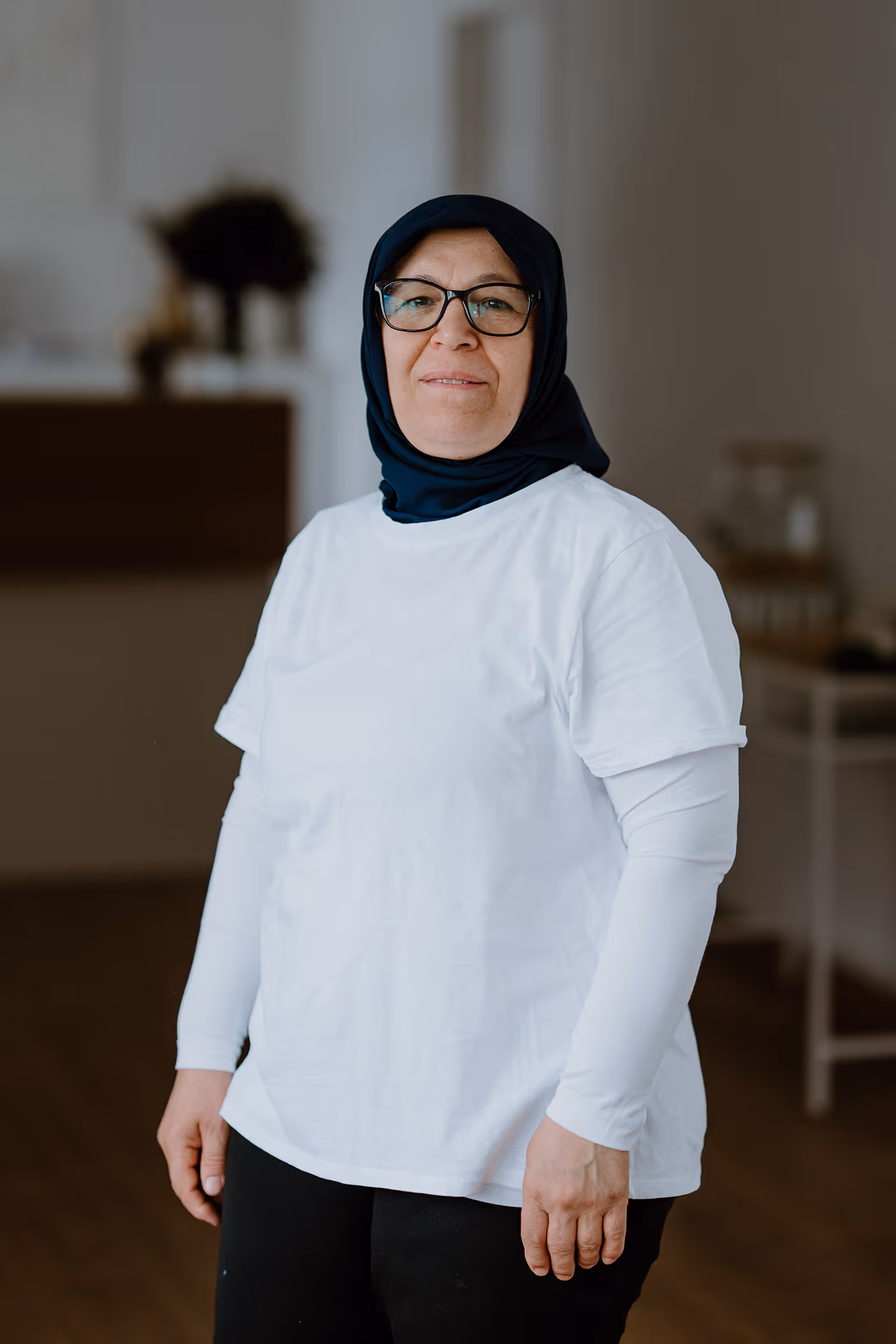 Mitarbeiterin Gülseren in der Zahnarztpraxis von Dr. Sofia Pammer.