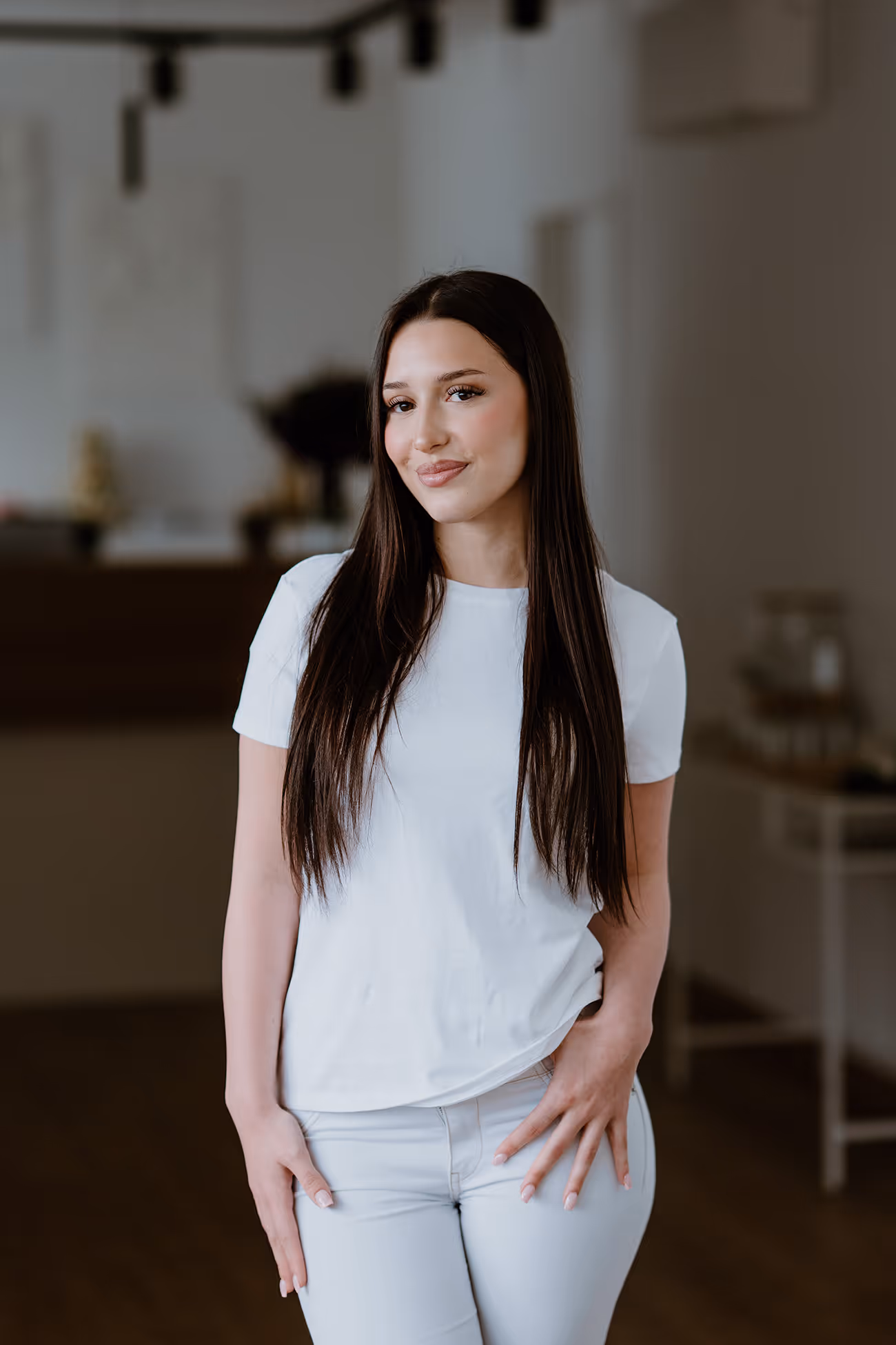 Mitarbeiterin Nadija in der Zahnarztpraxis von Dr. Sofia Pammer.