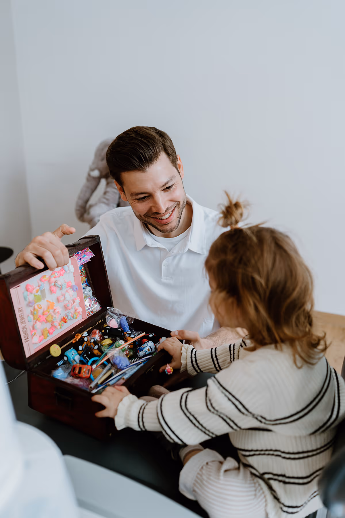 Chirurg Dr. David Id in der Zahnarzt Praxis Dr. Sofia Pammer.