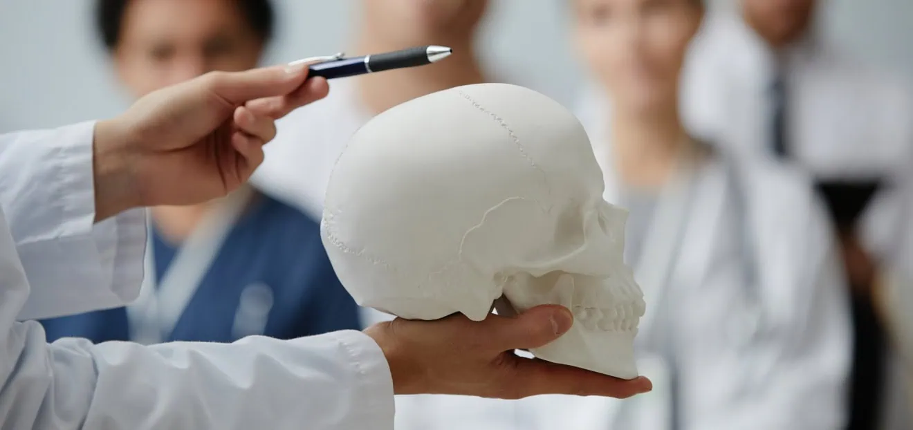 Arzt erklärt verschiedene Ursachen für kribbeln und komisches Gefühl im Kopf: Orthopädie, Parästhesien, Karpaltunnelsyndrom