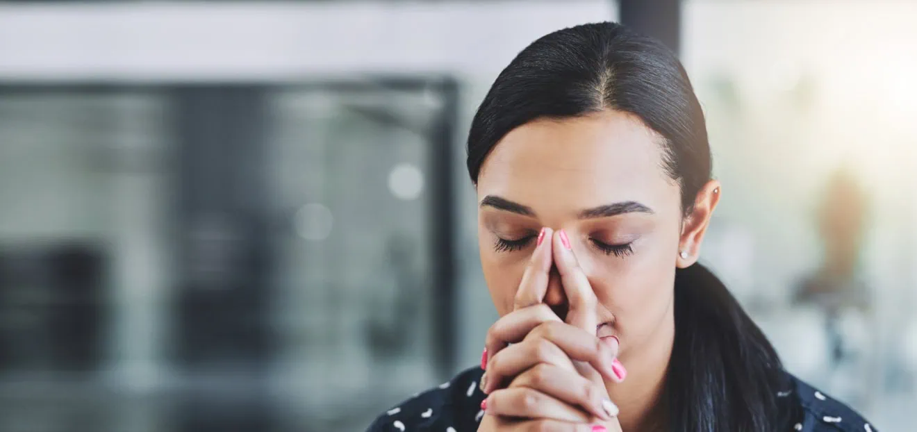 Ursachen für ein komisches Gefühl im Kopf durch HWS können z. B. Schwindel sein