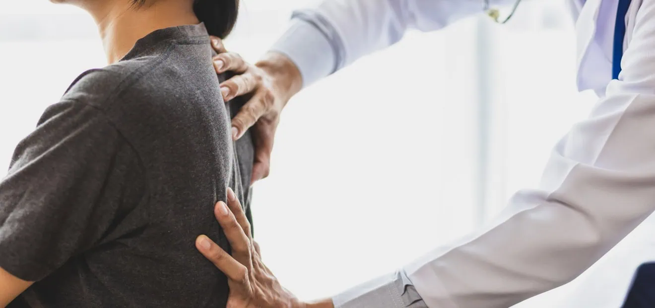 Typische Symptome bei Rückenschmerzen unten rechts