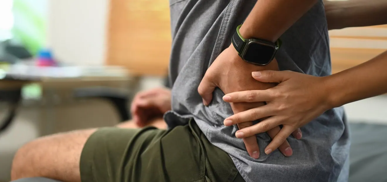BWS Bandscheibenvorfall Symptome Behandlung - Mann mit Bandscheibenvorfall BWS bei Physiotherapie in Behandlung