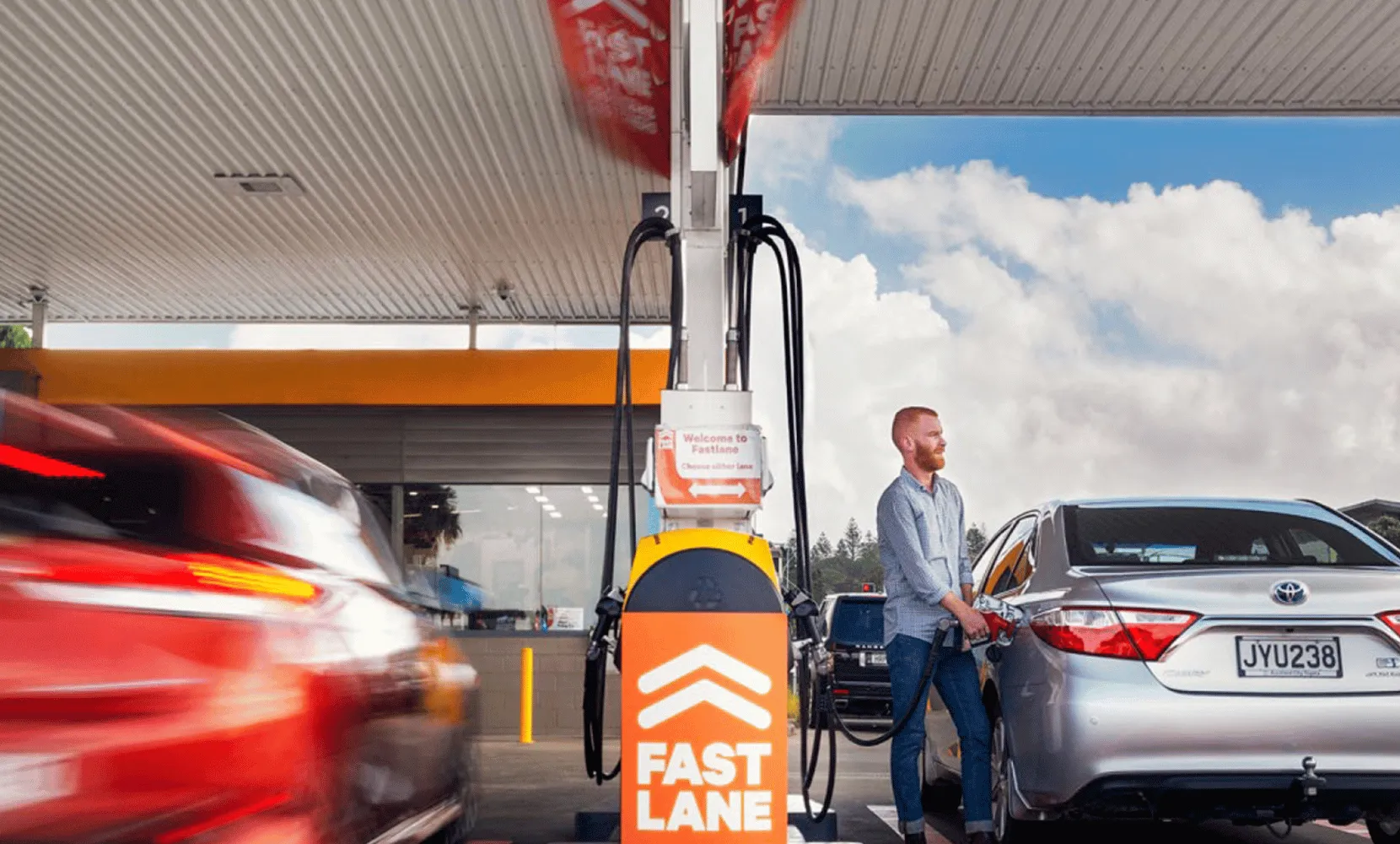 Z Energy station with two cars either side of a Fastlane