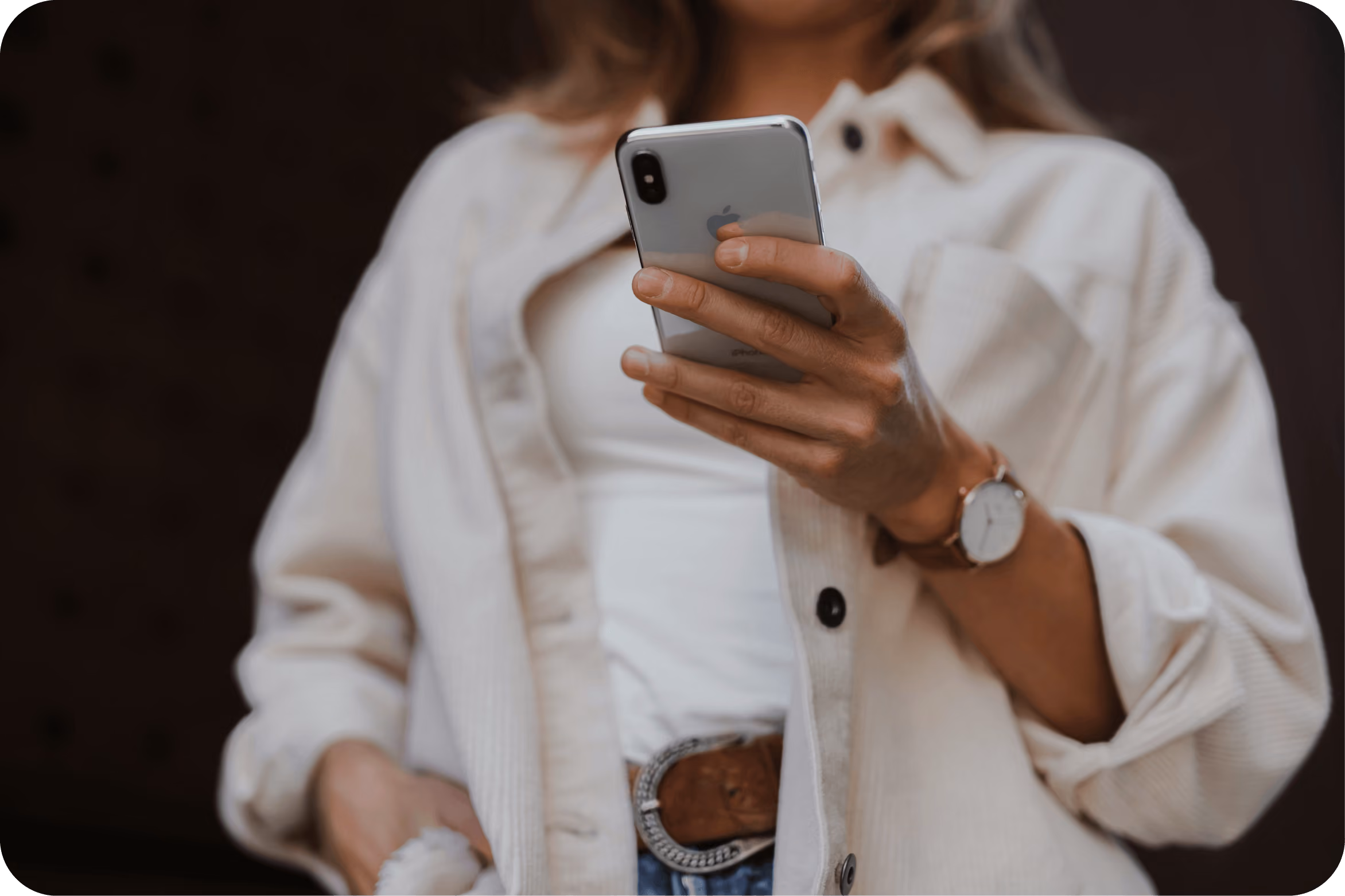 Ladying using smartphone