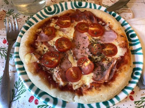 Pizza auf einem Esstisch