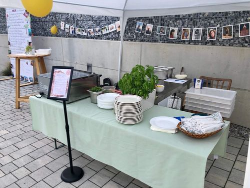 Catering Aufbau bei einer Geburtstagsfeier.