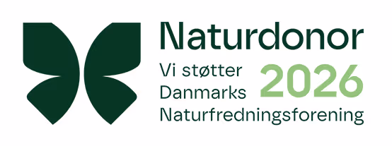 Das Naturdonor-Logo mit einem Text in Dänisch zur Unterstützung des dänischen Naturschutzverbands und der Jahreszahl 2026.