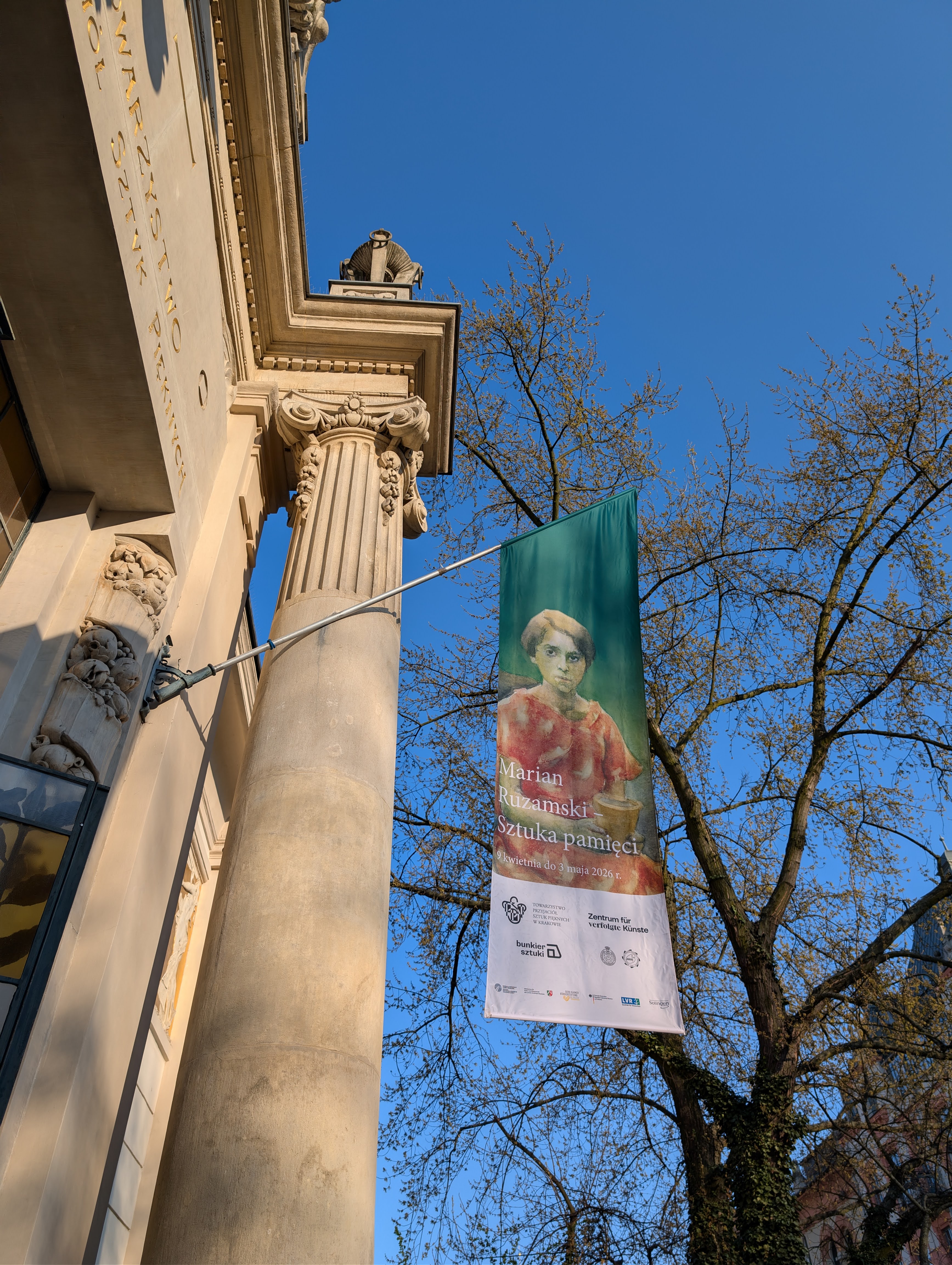 Fahne zur Ausstellung von Marian Ruzamski am Palast der Kunst Krakau, Foto: Daniela Tobias