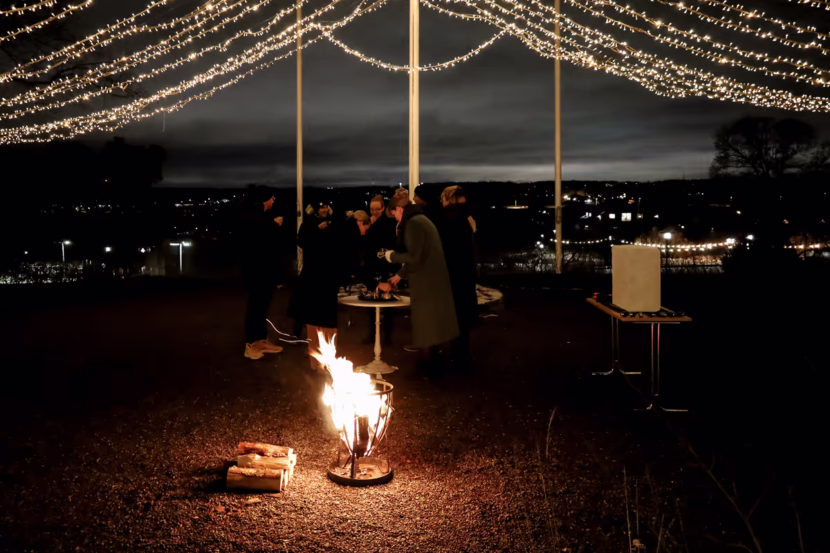 Såstaholms herrgård på sommaren med blommande buskar och träd
