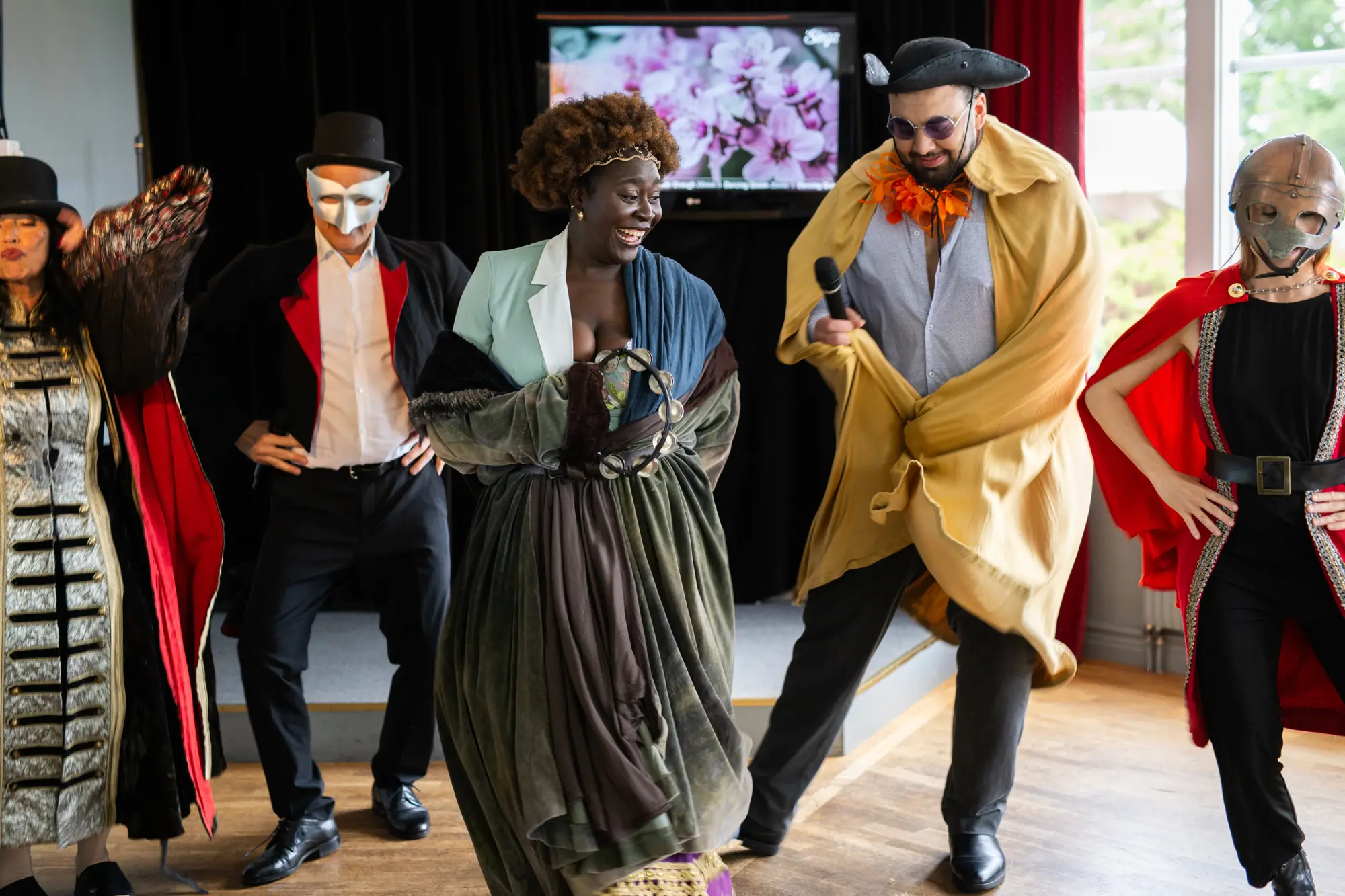 Såstaholms herrgård på sommaren med blommande buskar och träd