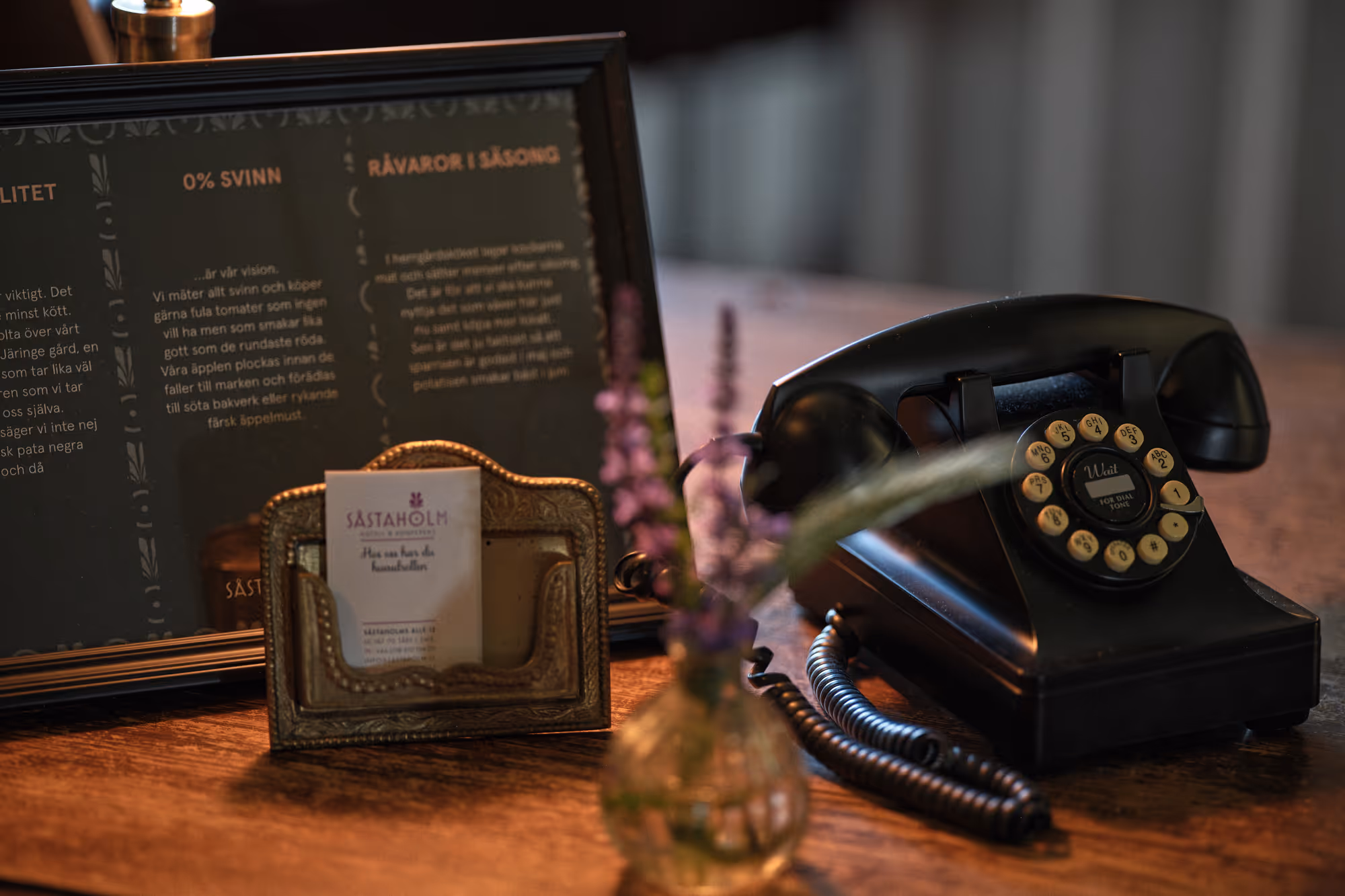 Såstaholms herrgård på sommaren med blommande buskar och träd