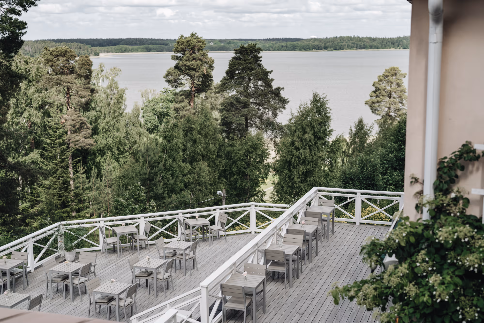 Såstaholms herrgård på sommaren med blommande buskar och träd