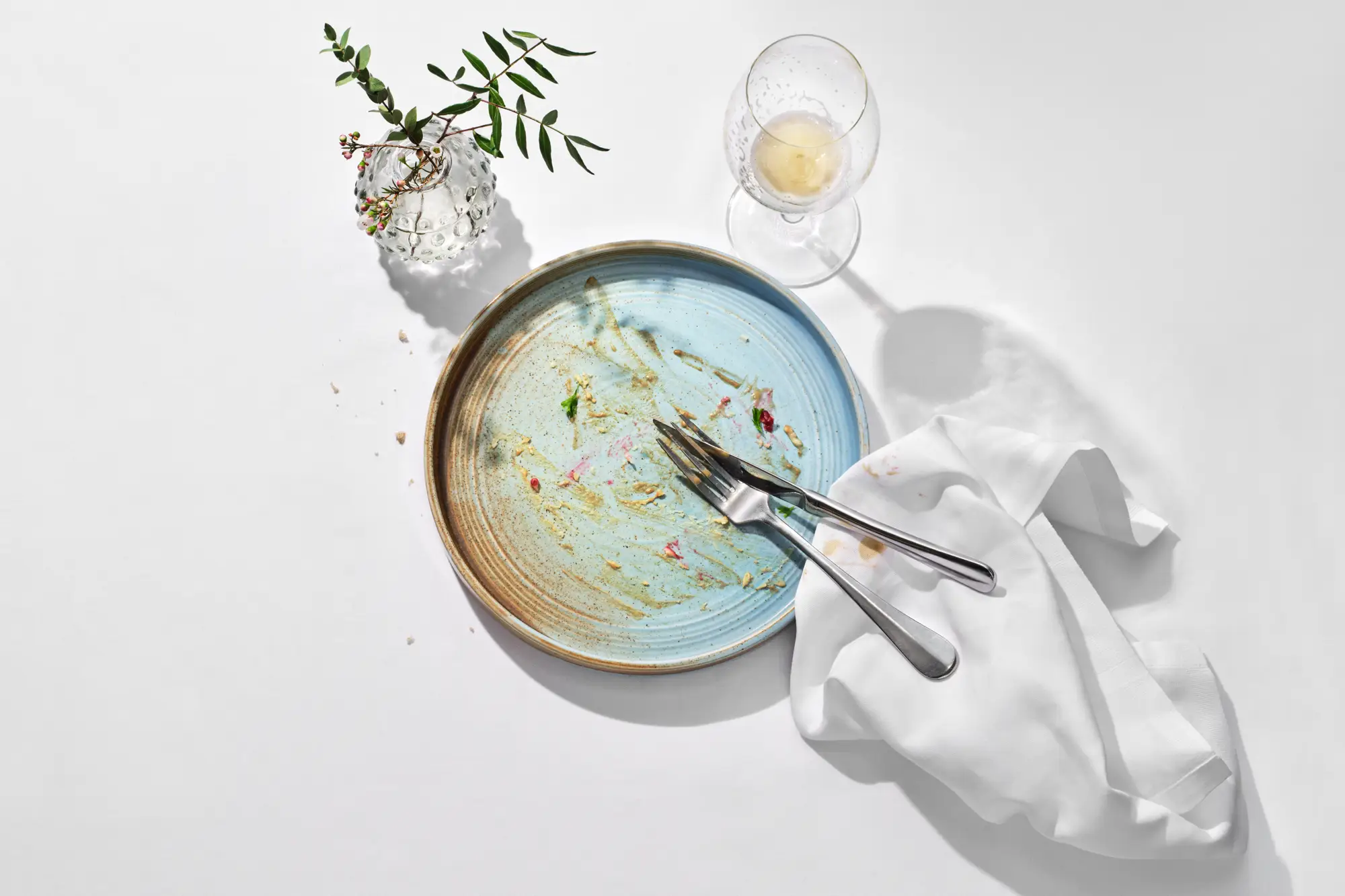 Skrapad tallrik och tomt glas