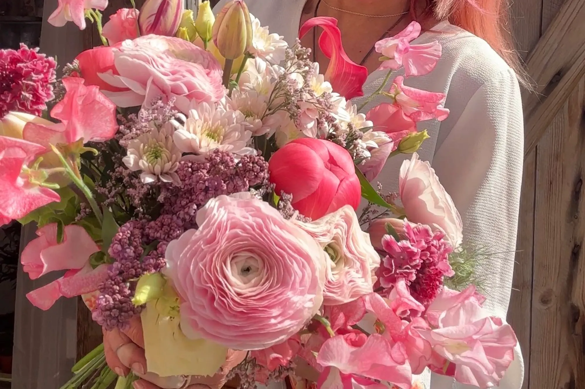 Skapa bukett, blomsterdekoration eller krans tillsammans med Flora by Susanna. En kreativ konferensaktivitet på Såstaholm för grupper om 5–20 personer.