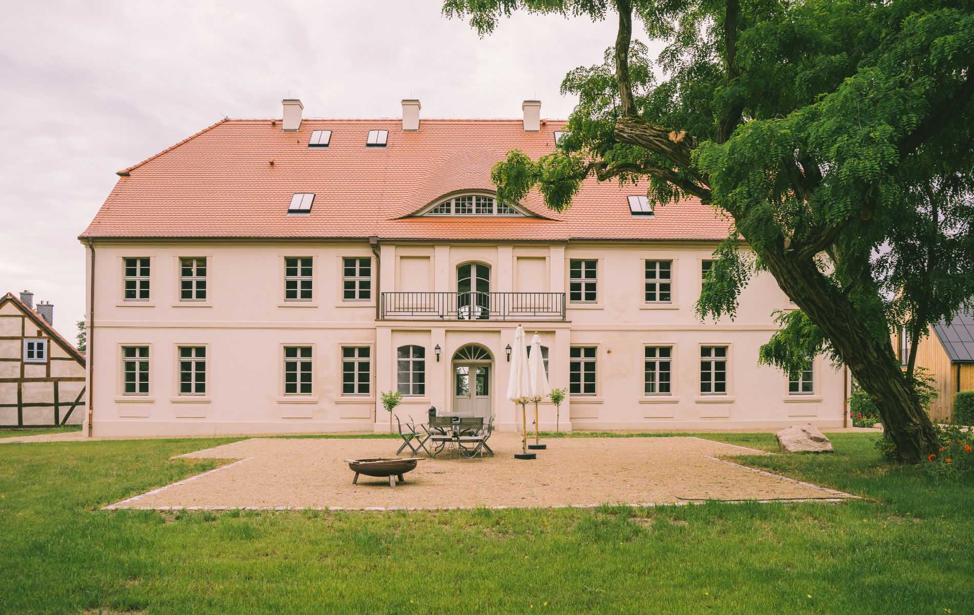 The main house of the Gutshaus Friedenfelde and the terrace in front of it.