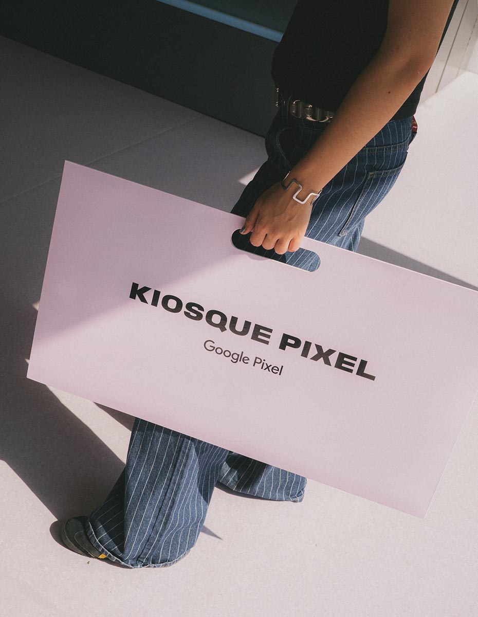 Person carrying a large Kiosque Pixel bag, photographed by a Creative Agency specializing in Branding and Content Creation.