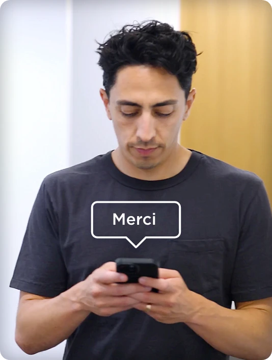 Une femme médecin à un bureau