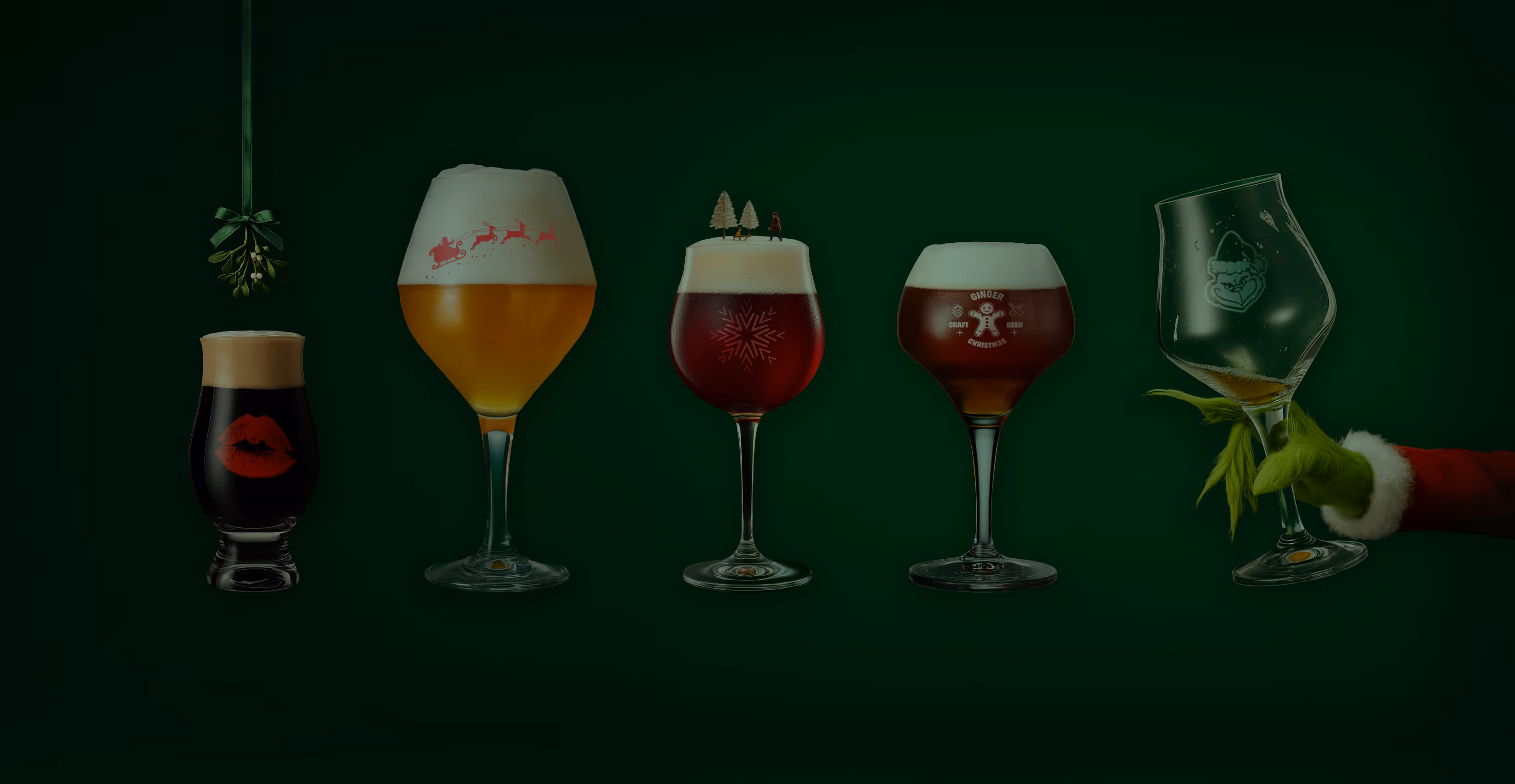 Vijf feestelijke bierglazen staan op een rij tegen een donkergroene achtergrond. Het glas rechts wordt vastgehouden door een hand in een groene bontwant.