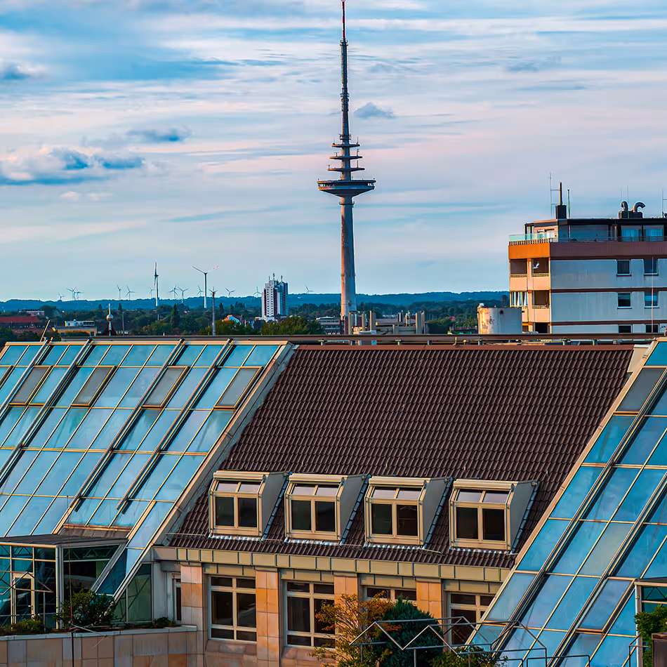 Farbbild über den Dächern von Bremen.
