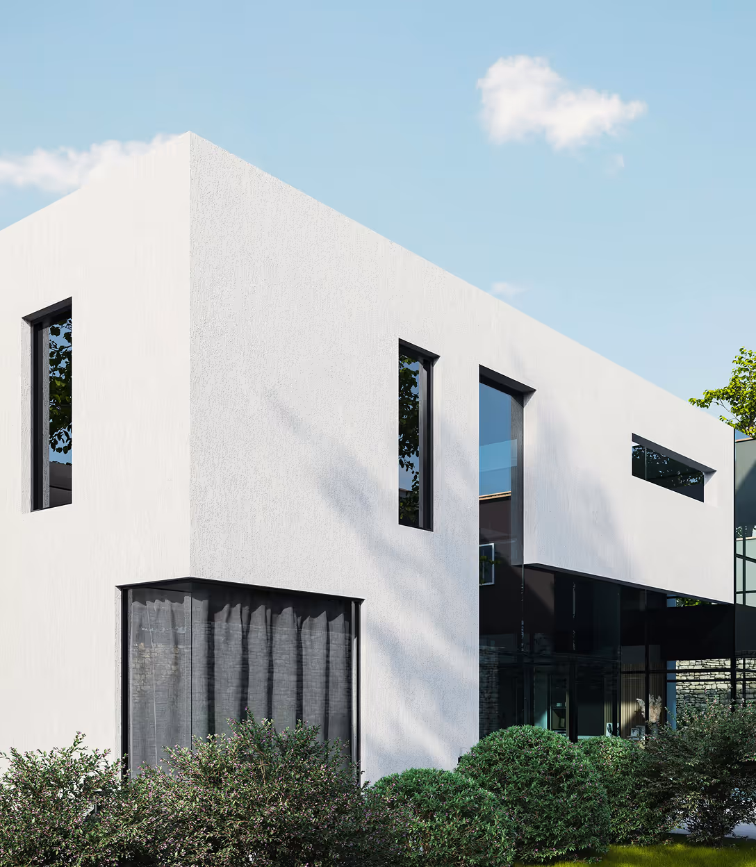 Minimalistisches Haus mit hohen Fenstern, aufgenommen aus einem üppigen Garten.