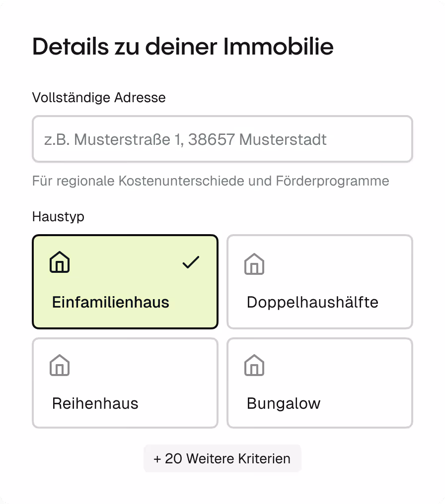 Eingabeformular des effi Sanierungsrechners mit dem Titel 'Details zu deiner Immobilie'. Enthält ein Adressfeld mit Platzhaltertext 'z.B. Musterstraße 1, 38657 Musterstadt' sowie eine Haustyp-Auswahl mit vier Optionen: Einfamilienhaus (ausgewählt), Doppelhaushälfte, Reihenhaus und Bungalow. Darunter ein Hinweis auf 20 weitere Kriterien. Ein 'Analyse'-Button führt zur Auswertung.