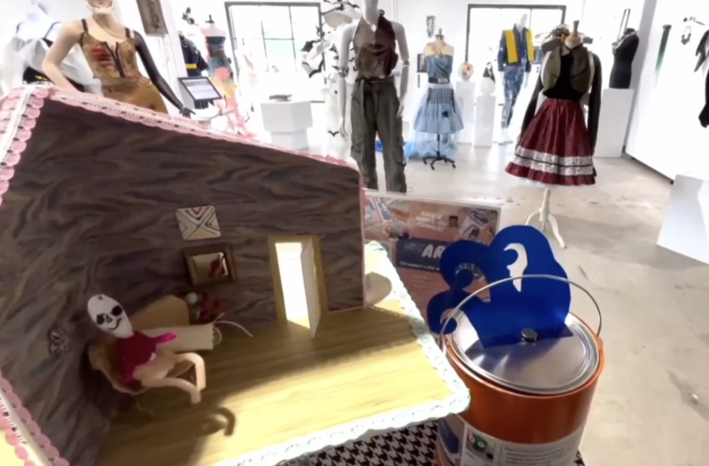 Giant purses scattered throughout city.