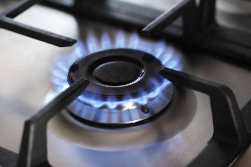 Gas stovetop burner with blue flame