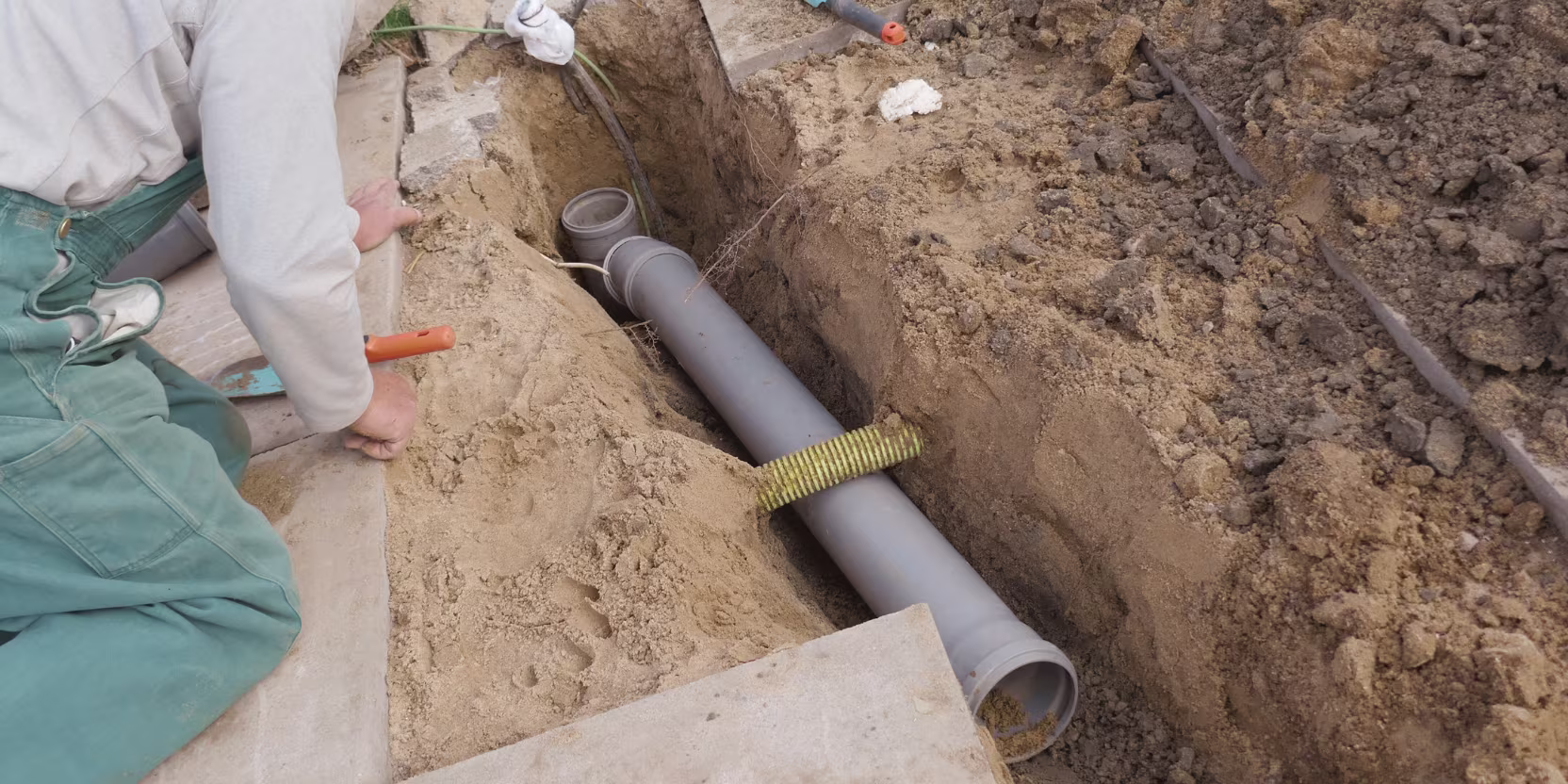 Sanierung eines Abwasserkanals mit Neuverlegung des Rohrs im Erdreich