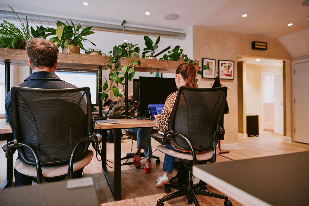 Plug-and-play hot desks with monitors at Drop-in Richmond