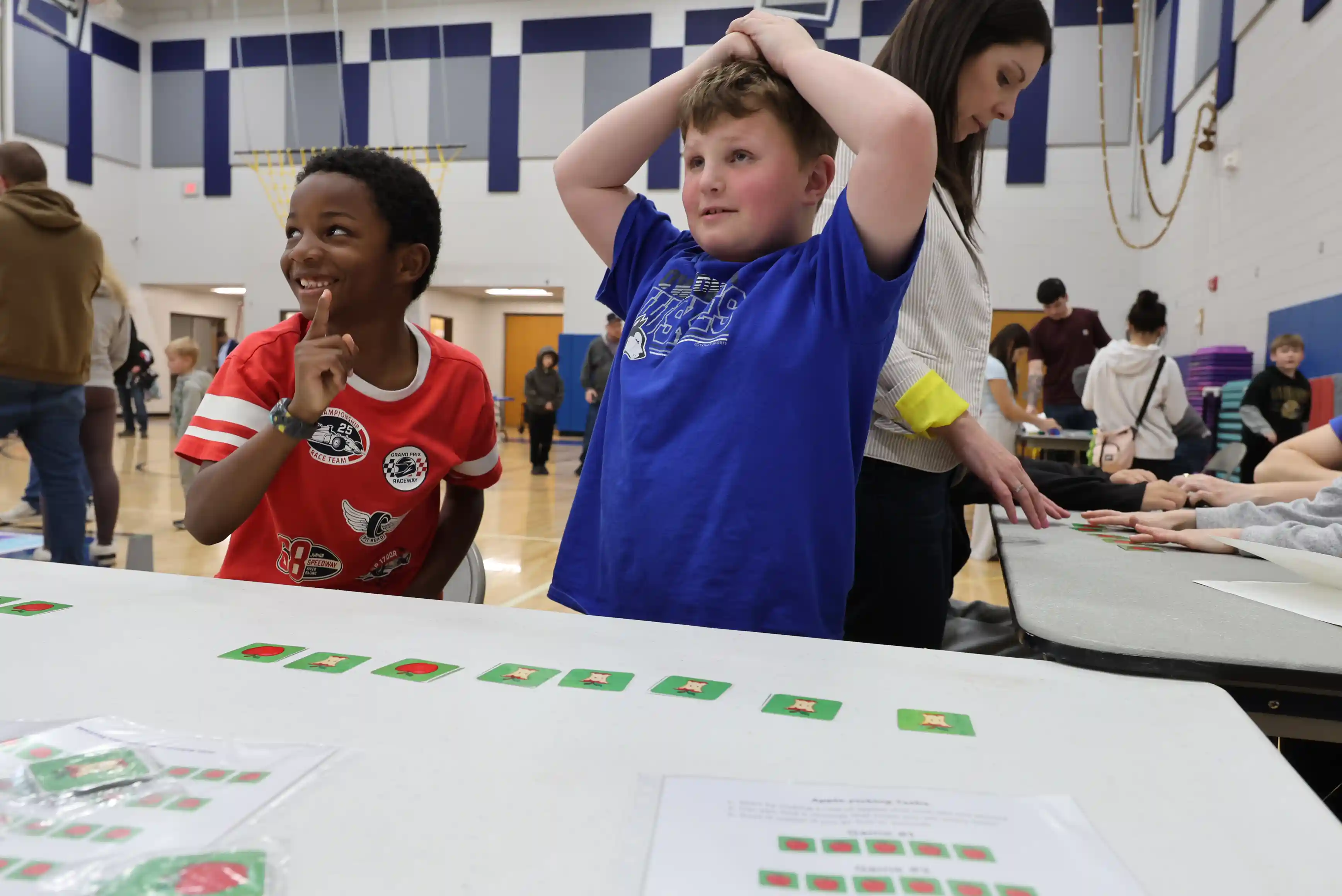 2 students playing a card game
