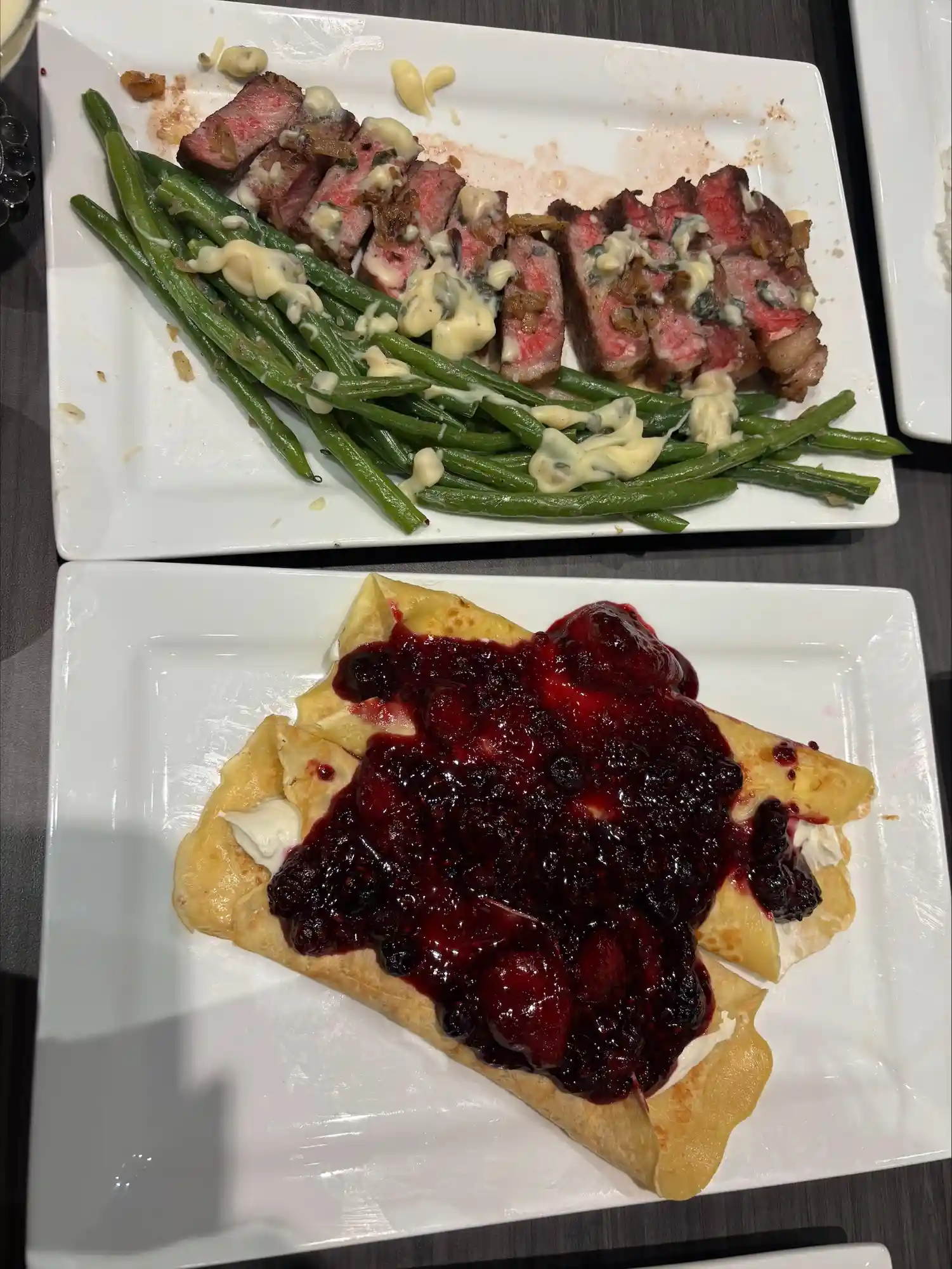 2 plates with food on it.