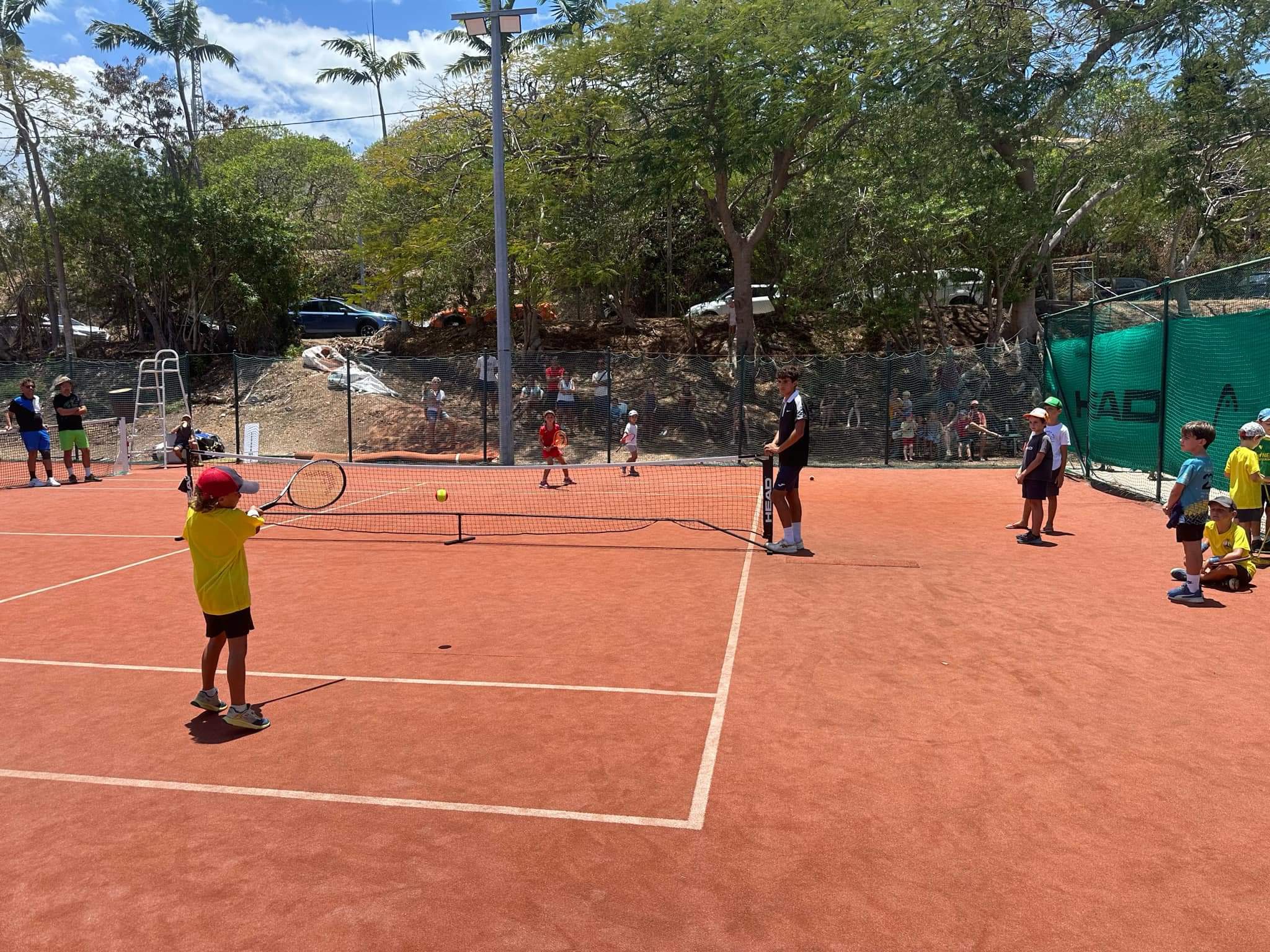 Le tennis club du Mont-Coffyn organise régulièrement un tounoi "balle rouge" pour les enfants nés en 2018 - 2019 et 2020..