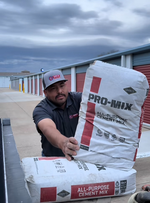 Maestro gracias holdind a Pro-mix concrete bag