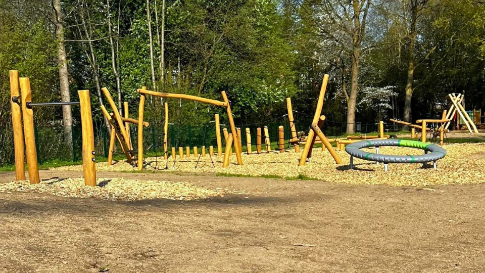Spielplatz mit geprüften Fallschutzflächen