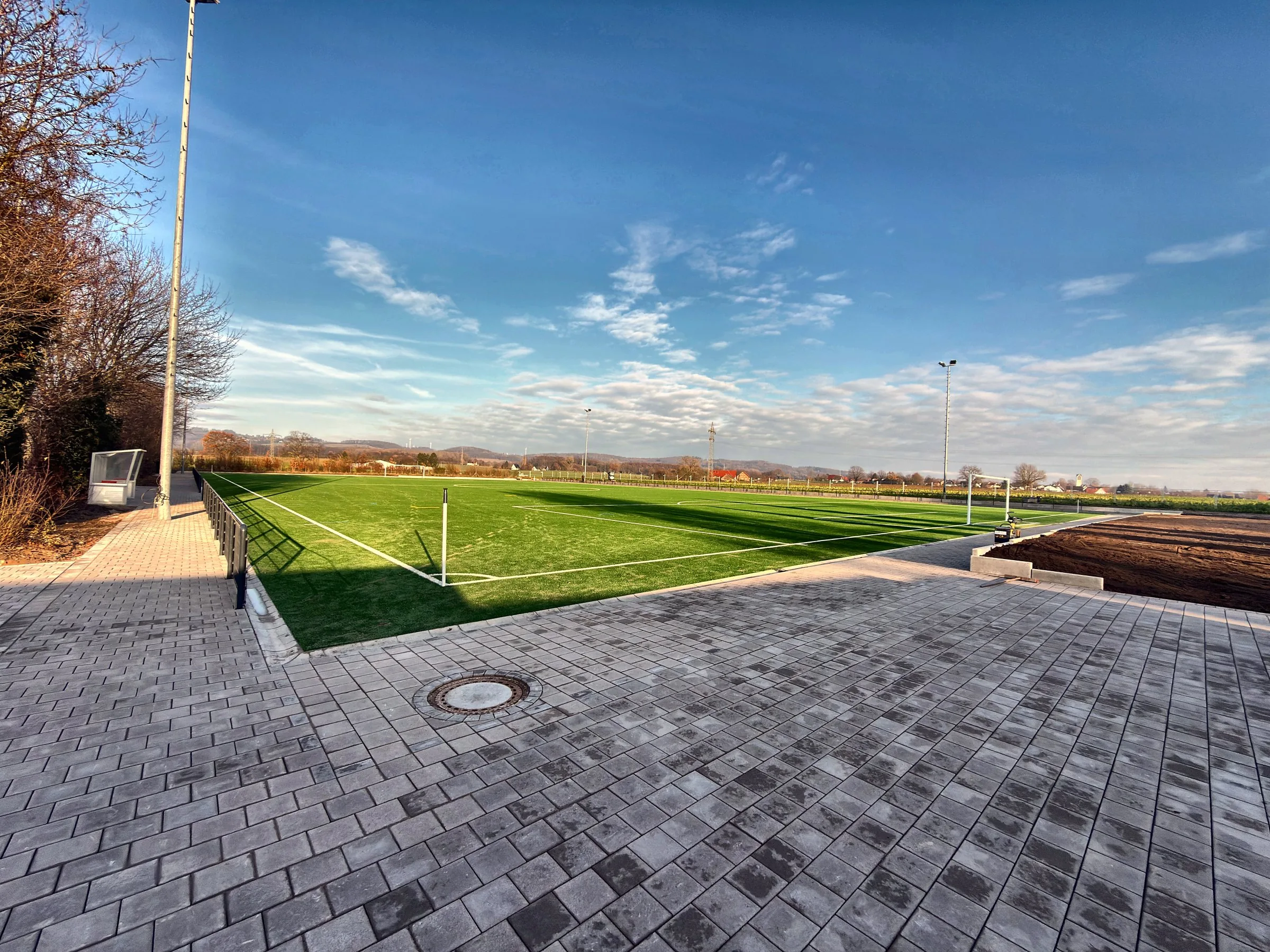 Sanierter Sport- und Schulsportplatz mit erneuertem Rasensystem