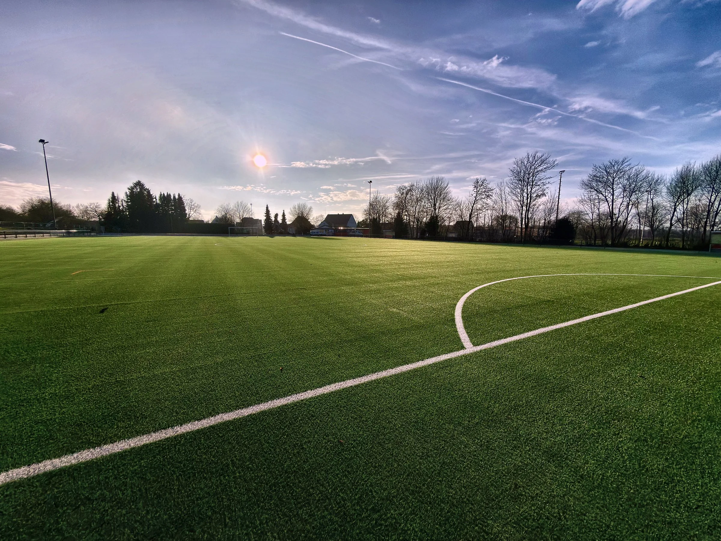 Professionell angelegter Kunstrasen-Sportplatz für den Vereins- und Schulsport