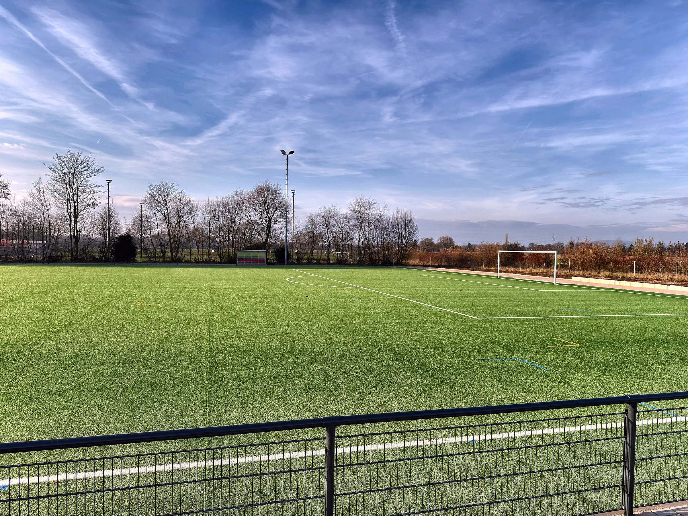 Kunstrasen-Sportplatz mit normgerechtem Tragschichtaufbau