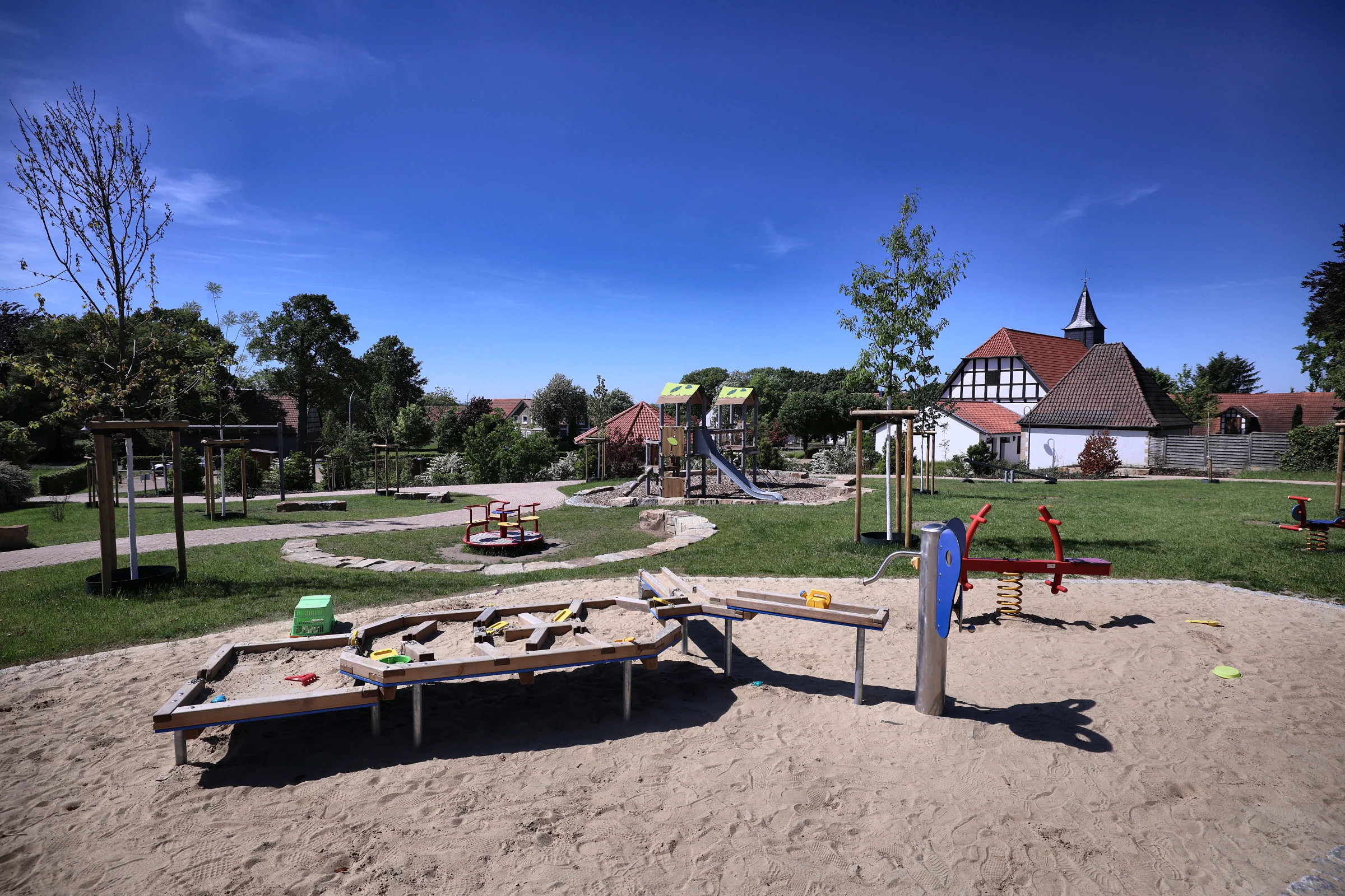 Wasserspielbereich auf einem öffentlichen Spielplatz