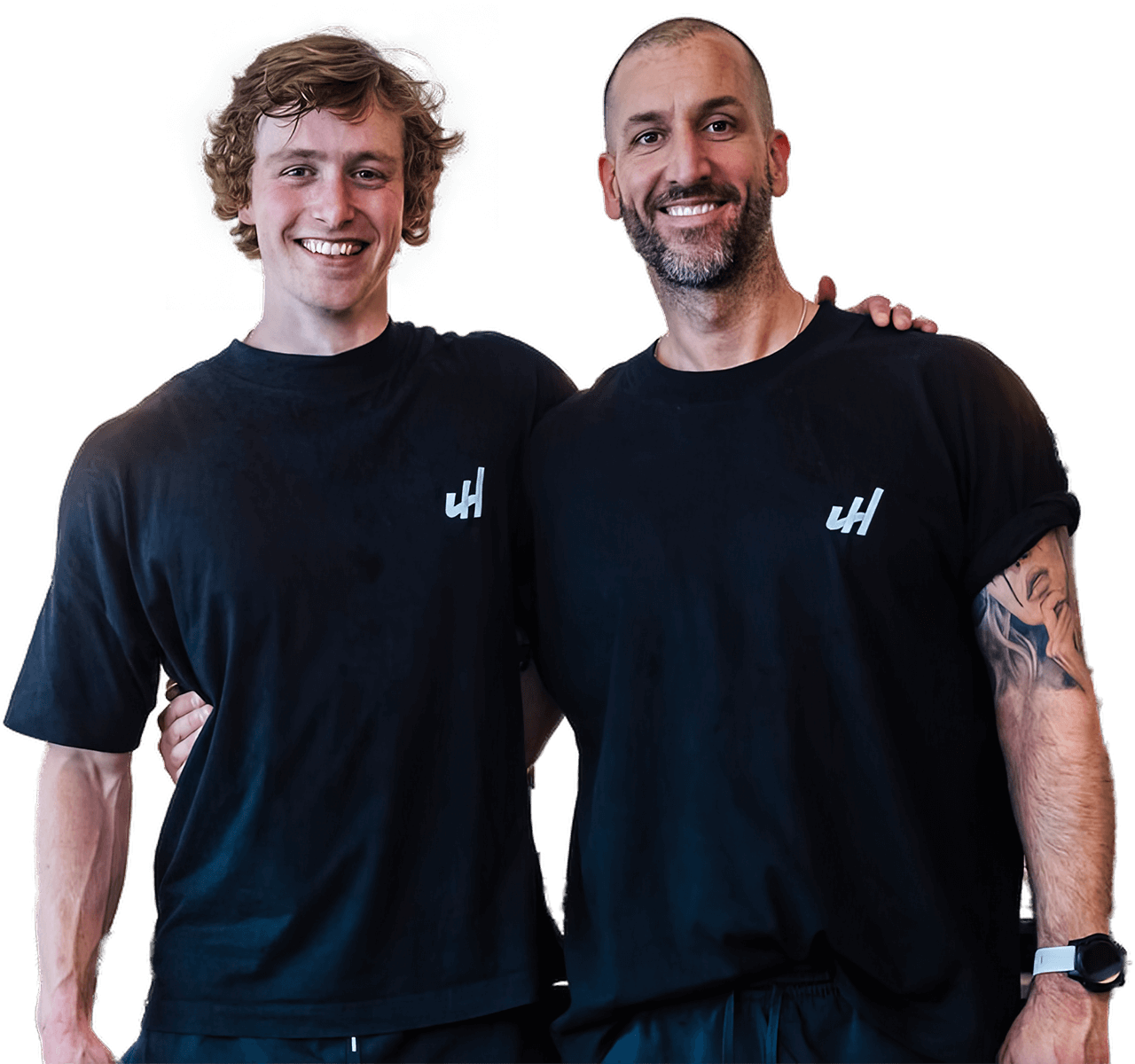 Foto van twee personal trainers die lachend naar de camera kijken.