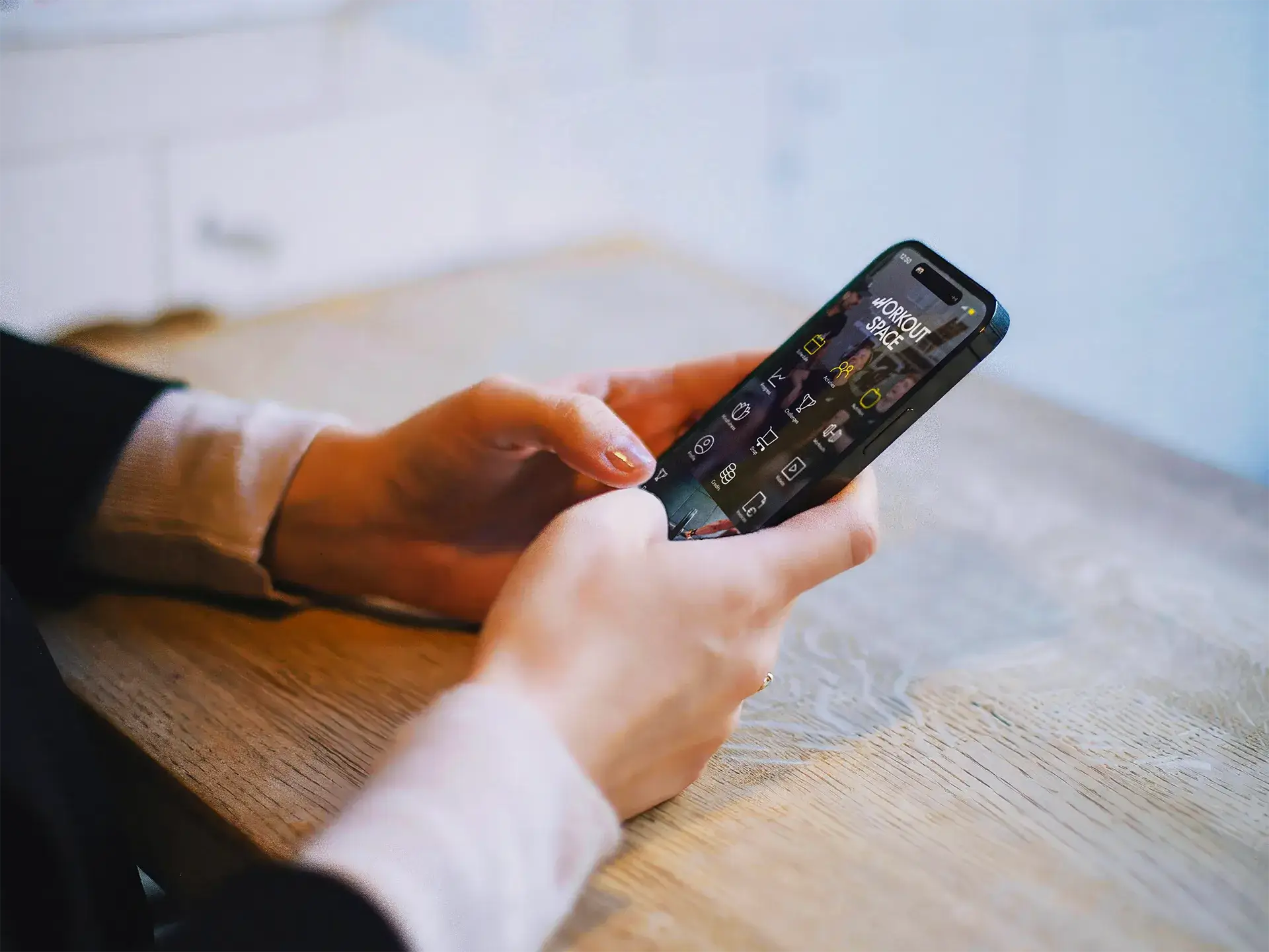 Weergave van de Workoutspace-app in de hand van een cliënt.