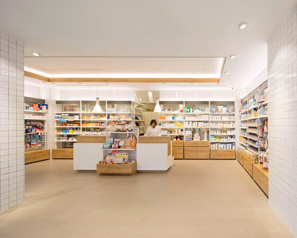 Interior de una farmacia con estanterías de productos y mostrador de caja, donde Brandtrack proporciona música de fondo centralizada para crear un ambiente tranquilo y orientado al cumplimiento normativo en los establecimientos minoristas del sector sanitario
