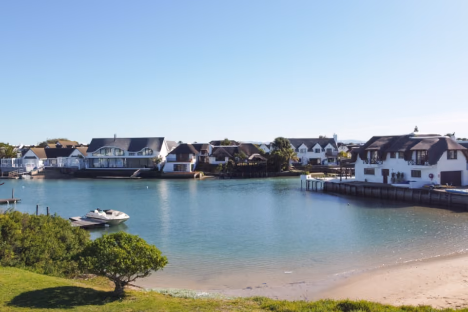 Foreign buyers drive luxury home sales to record highs