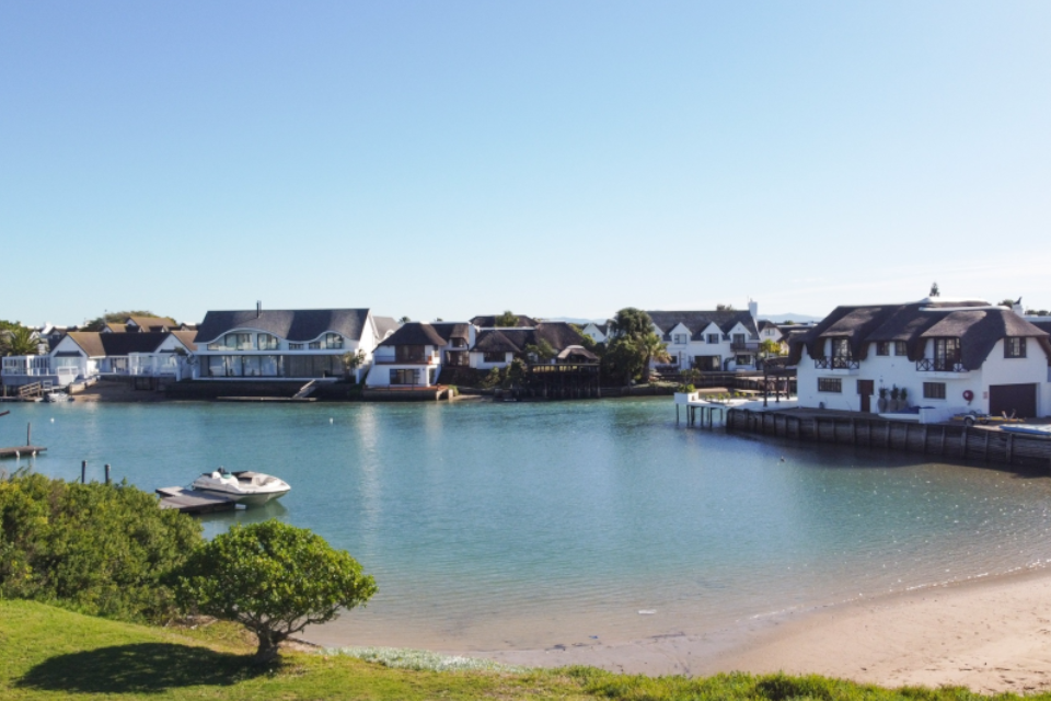 Foreign buyers drive luxury home sales to record highs