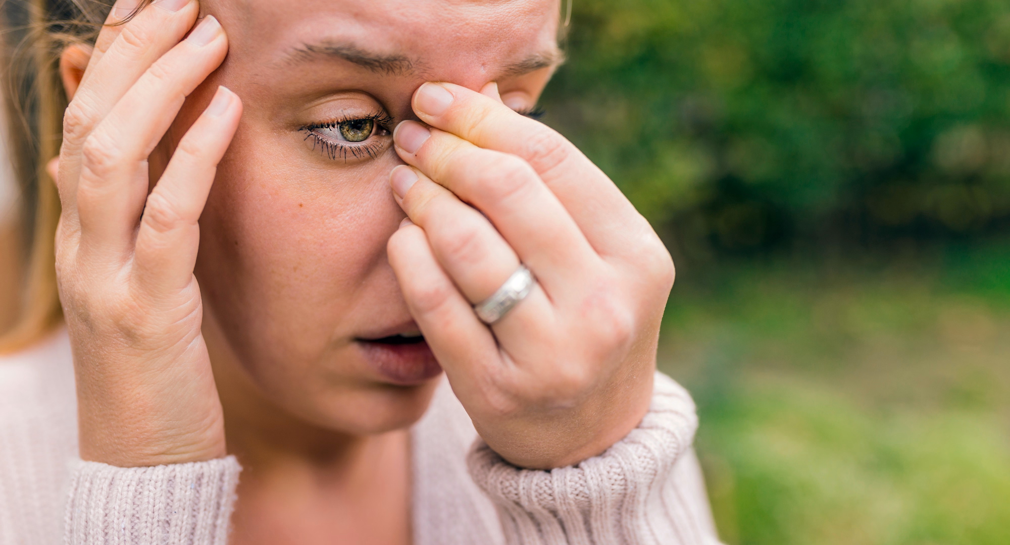Žena drži nos koji je boli jer ima simptome sinusitisa