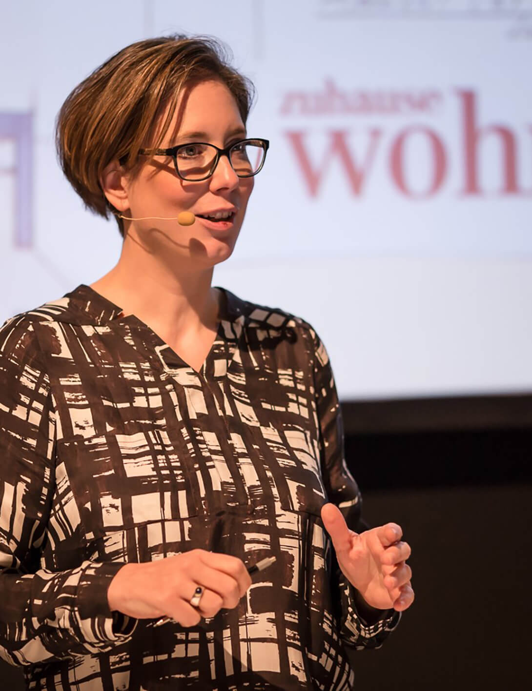 Miriam Medri speaking on stage.