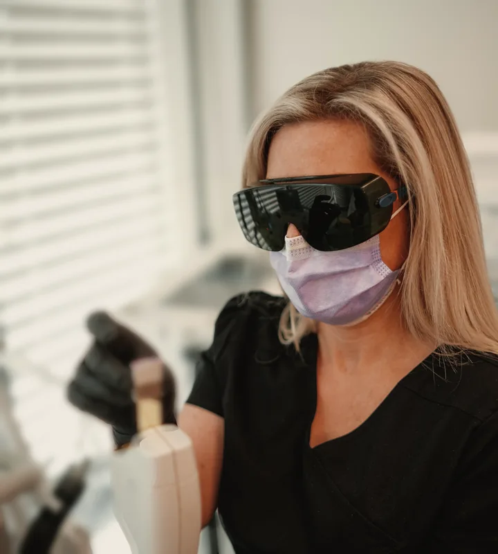Suzanne, medical aesthetician, giving a laser treatment