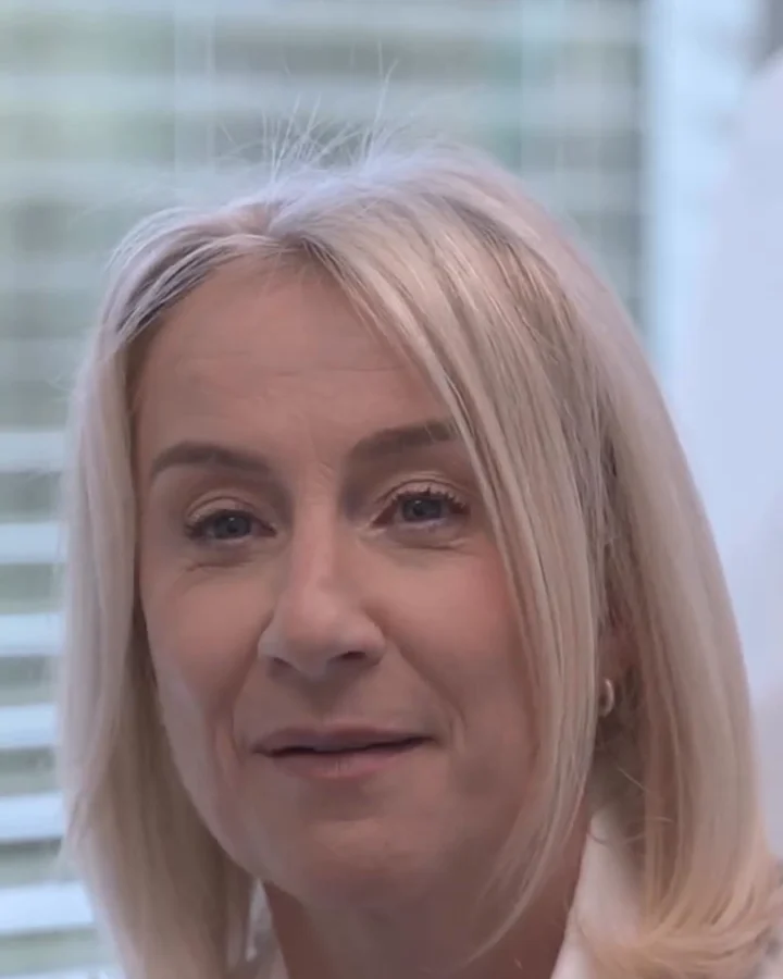 A patient in the clinic, talking about her upper eyelid surgery